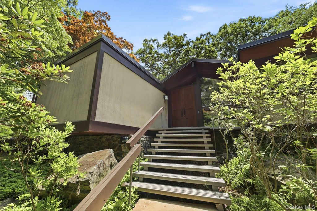 Photo of 670 Long Hill Road W, Briarcliff Manor, NY 10510 (MLS # 1019928)