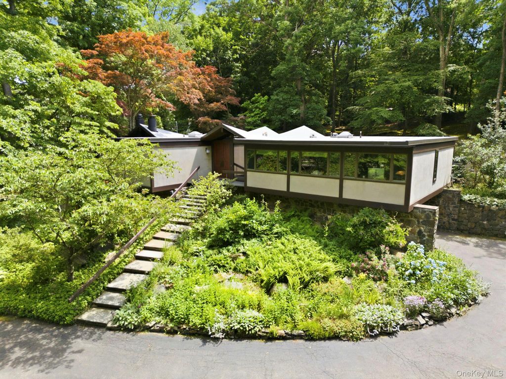 Photo of 670 Long Hill Road W, Briarcliff Manor, NY 10510 (MLS # 1019928)