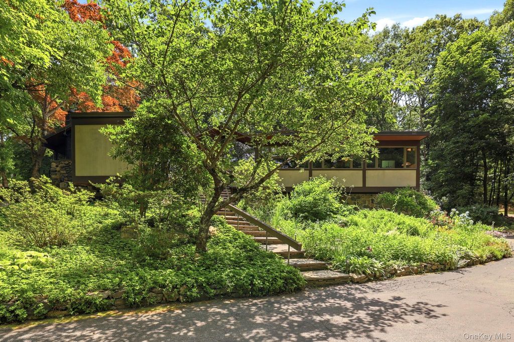 Photo of 670 Long Hill Road W, Briarcliff Manor, NY 10510 (MLS # 1019928)