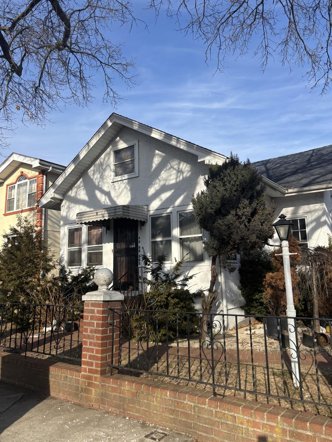 262 Street, Floral Park, Queens, NY - 3 Bedrooms  
2 Bathrooms  
5 Rooms - 