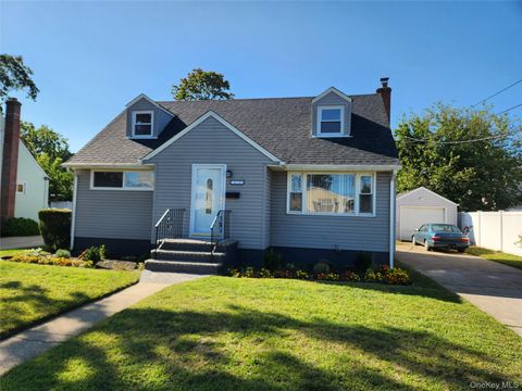 Photo of 419 Coolidge Avenue, Rockville Centre, NY 11570 (MLS # 911254)