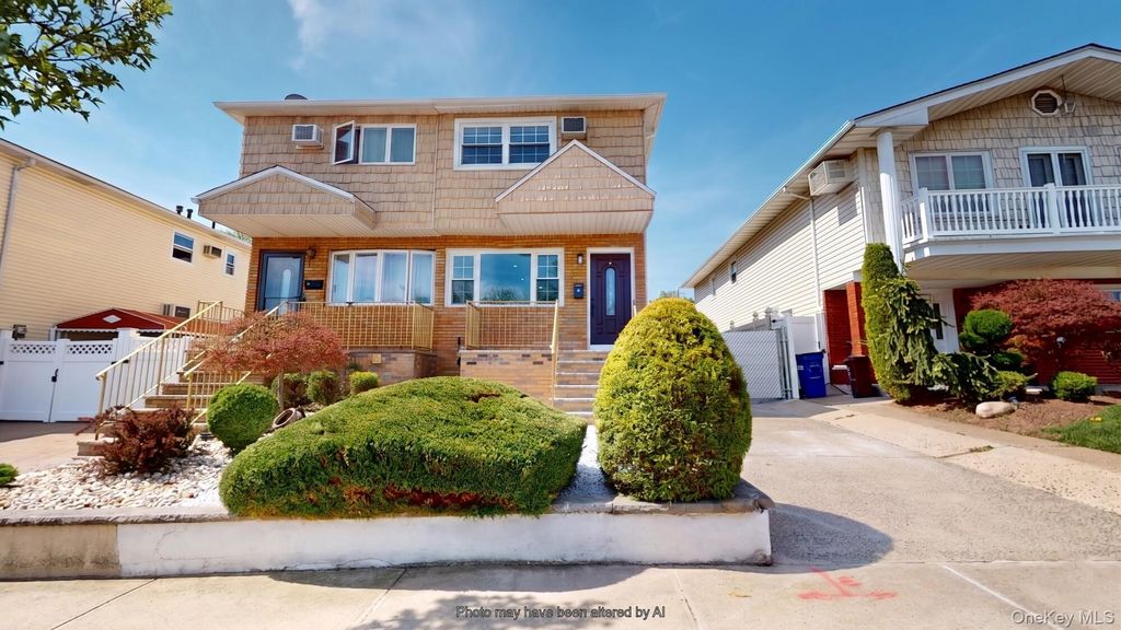 Photo of 8 Thayer Place, Staten Island, NY 10306 (MLS # 988005)