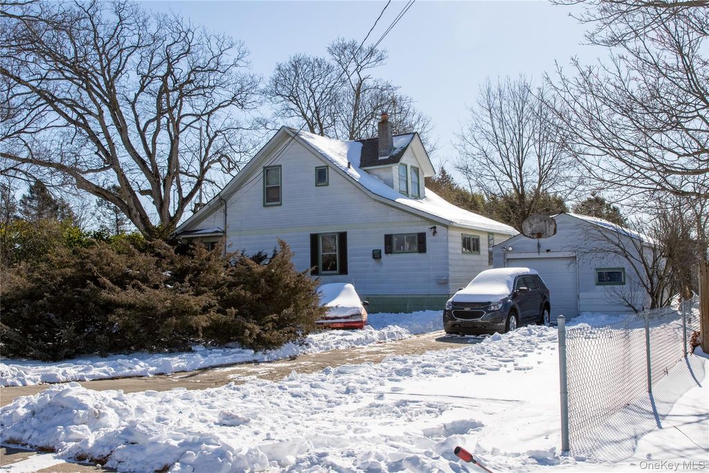 Photo of 144 Carleton Avenue, Islip Terrace, NY 11752 (MLS # 957118)