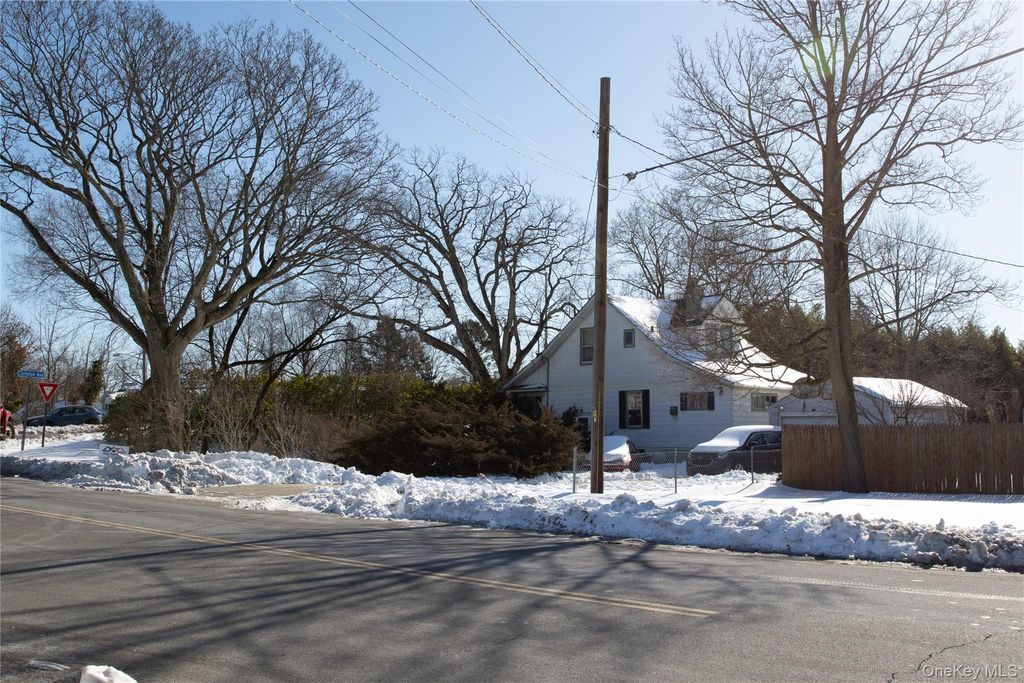 Photo of 144 Carleton Avenue, Islip Terrace, NY 11752 (MLS # 957118)