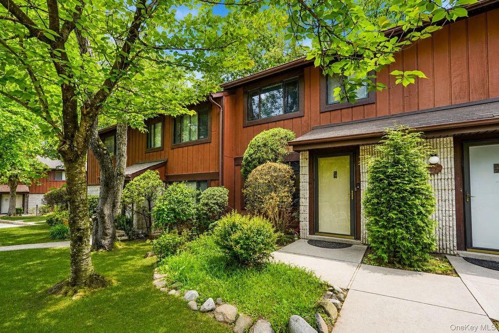Photo of 76 Belmar Drive W, Staten Island, NY 10314 (MLS # 1000331)