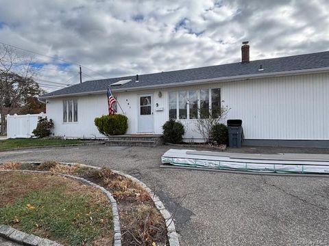 461 1st Avenue Lindenhurst NY 11757