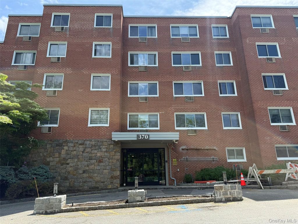Photo of 370 Central Park Avenue #2E, Scarsdale, NY 10583 (MLS # 1003604)