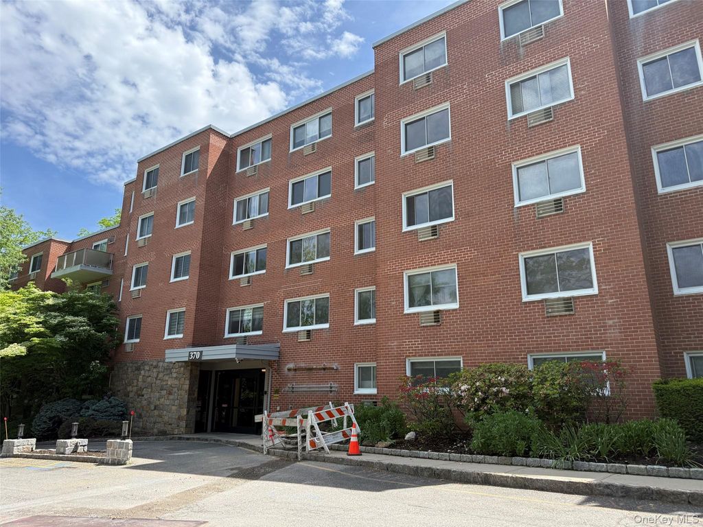 Photo of 370 Central Park Avenue #2E, Scarsdale, NY 10583 (MLS # 1003604)