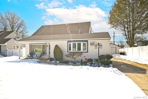 232 Old Farm Road Levittown NY 11756