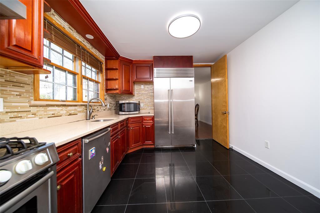356 Hollywood Avenue, Little Neck, New York image 7
