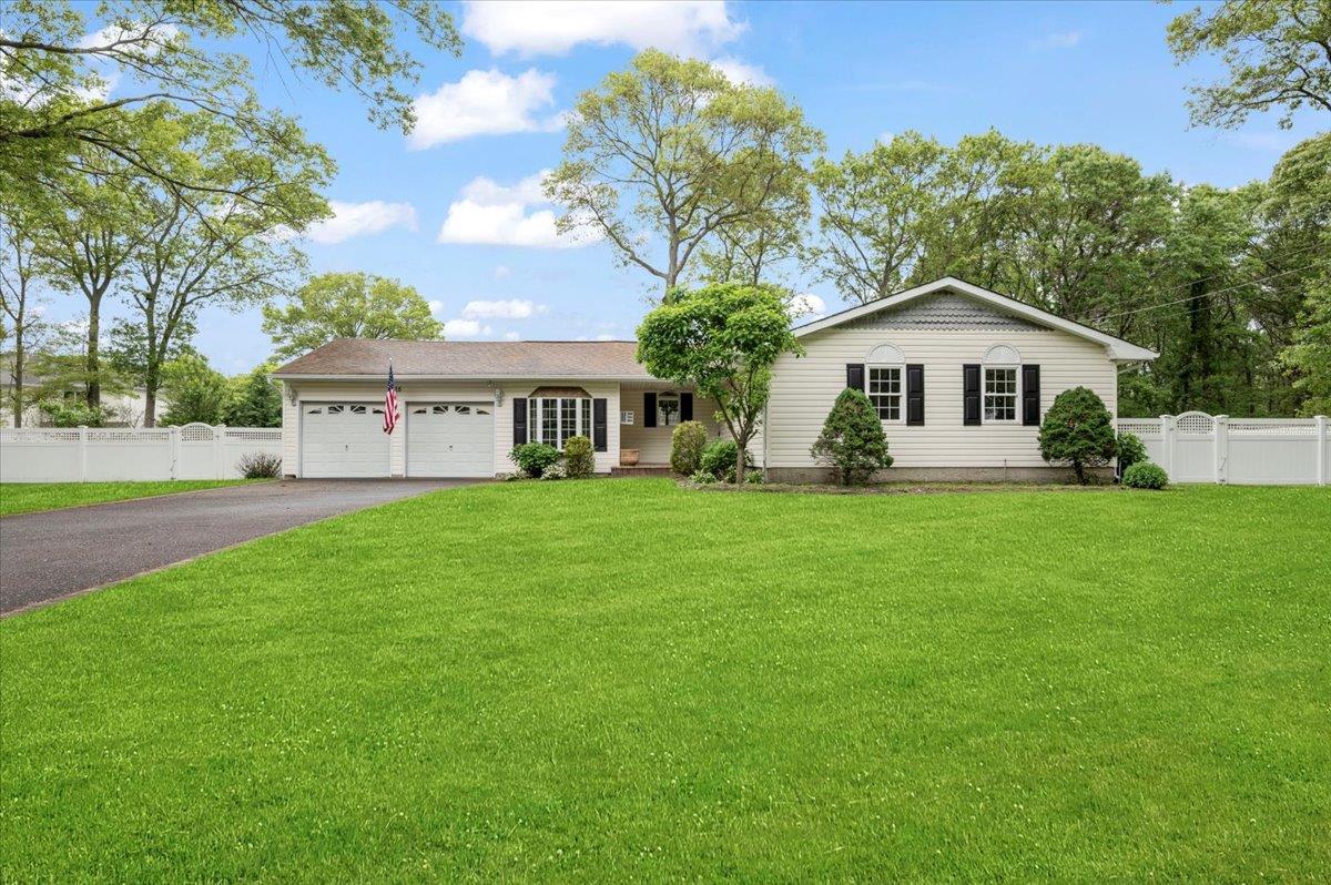 15 Maria Court, Holbrook, New York image 1