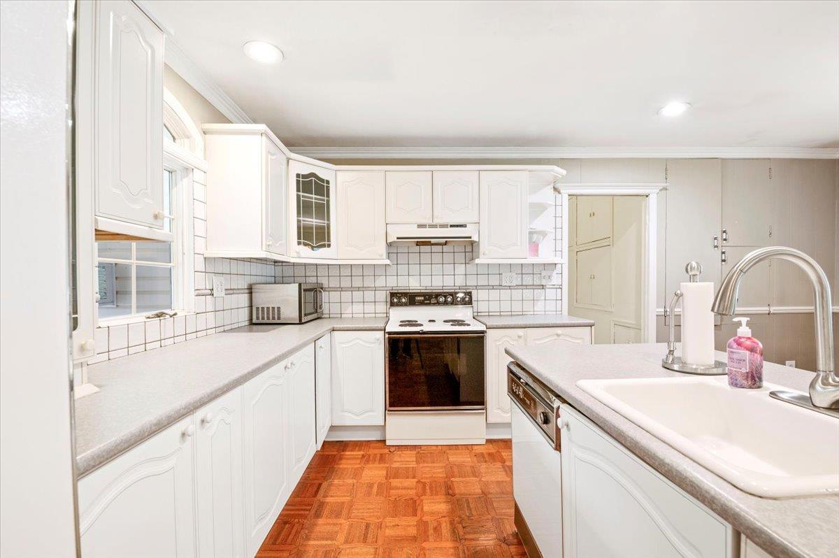 15 Maria Court, Holbrook, New York image 4