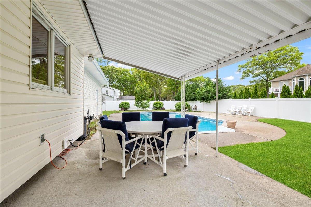 15 Maria Court, Holbrook, New York image 18