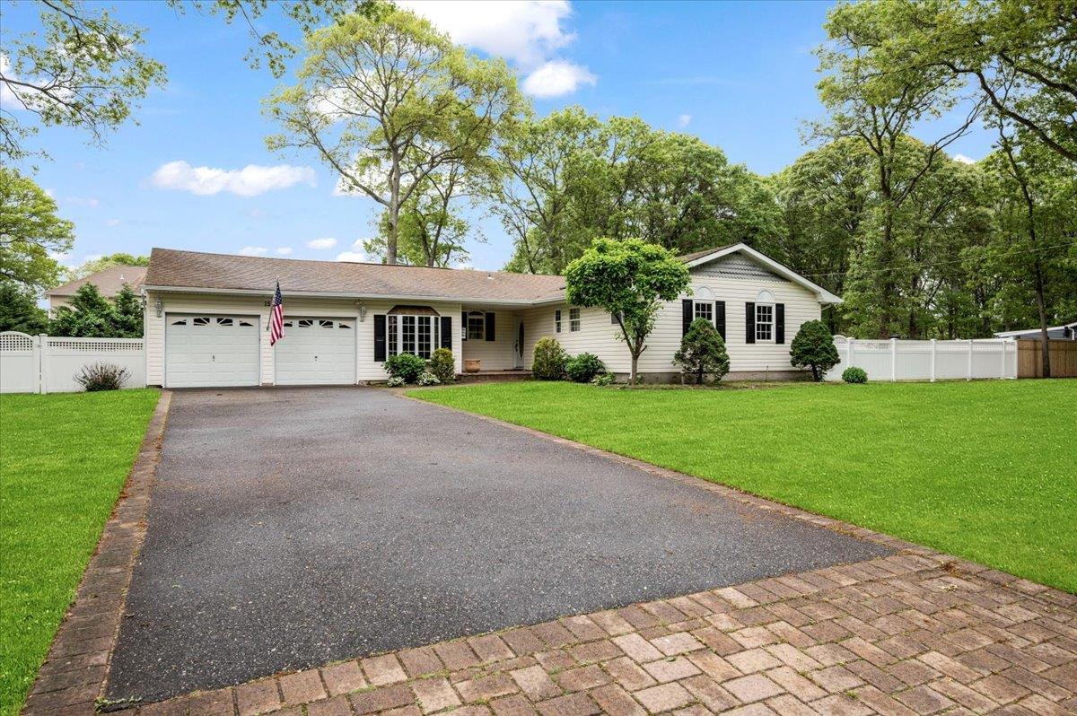 15 Maria Court, Holbrook, New York image 2