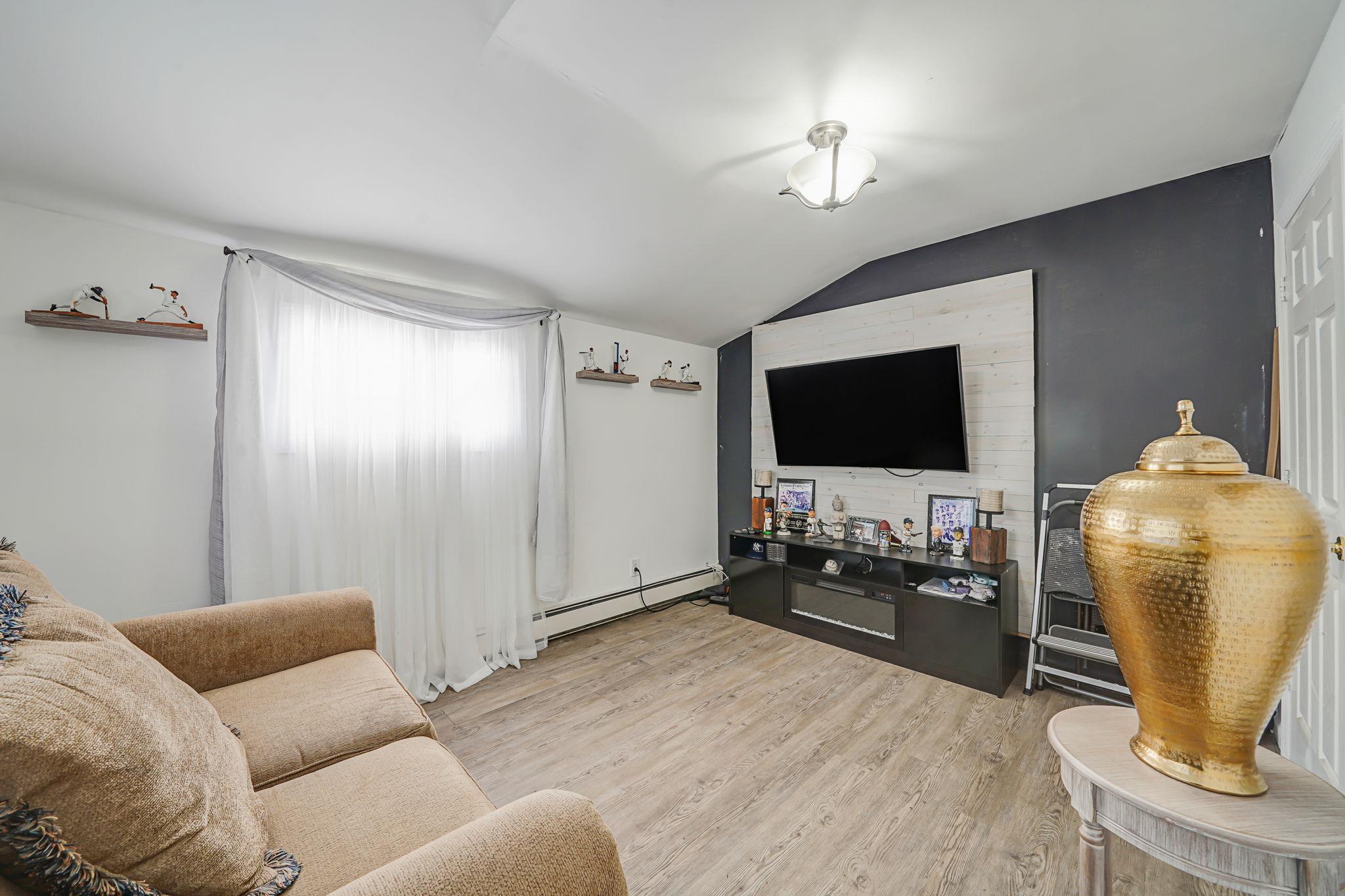 15 Thrush Lane, Levittown, New York image 11