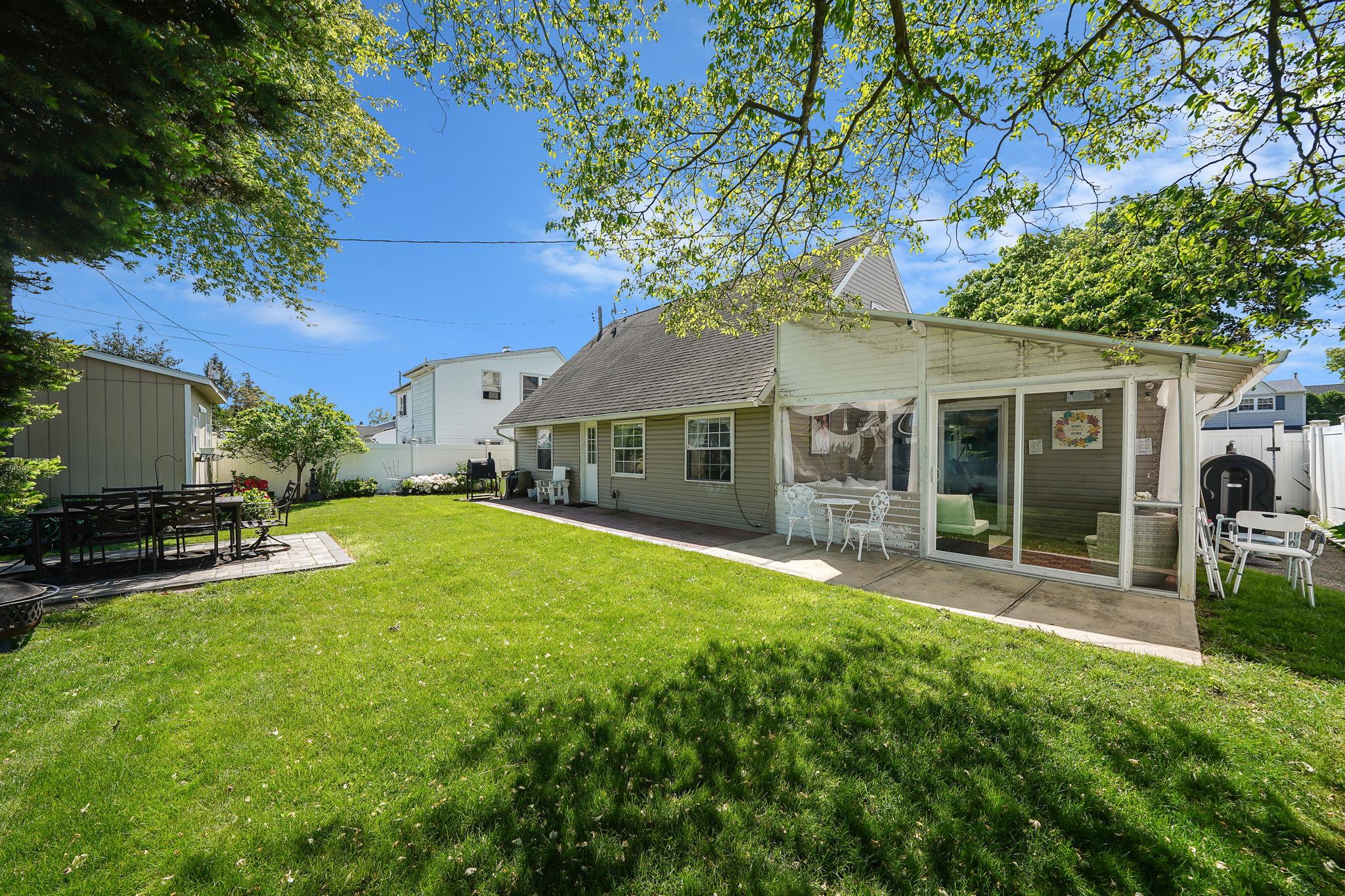15 Thrush Lane, Levittown, New York image 26