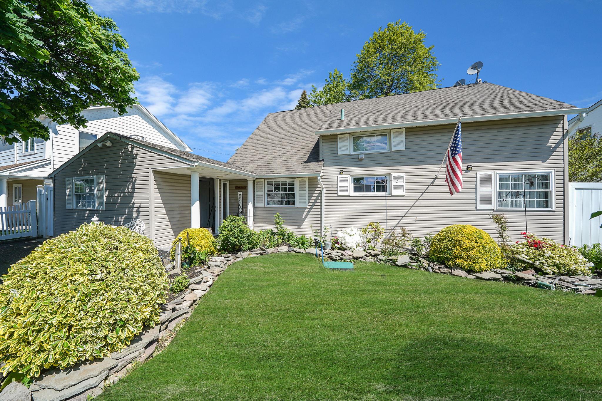 15 Thrush Lane, Levittown, New York image 1