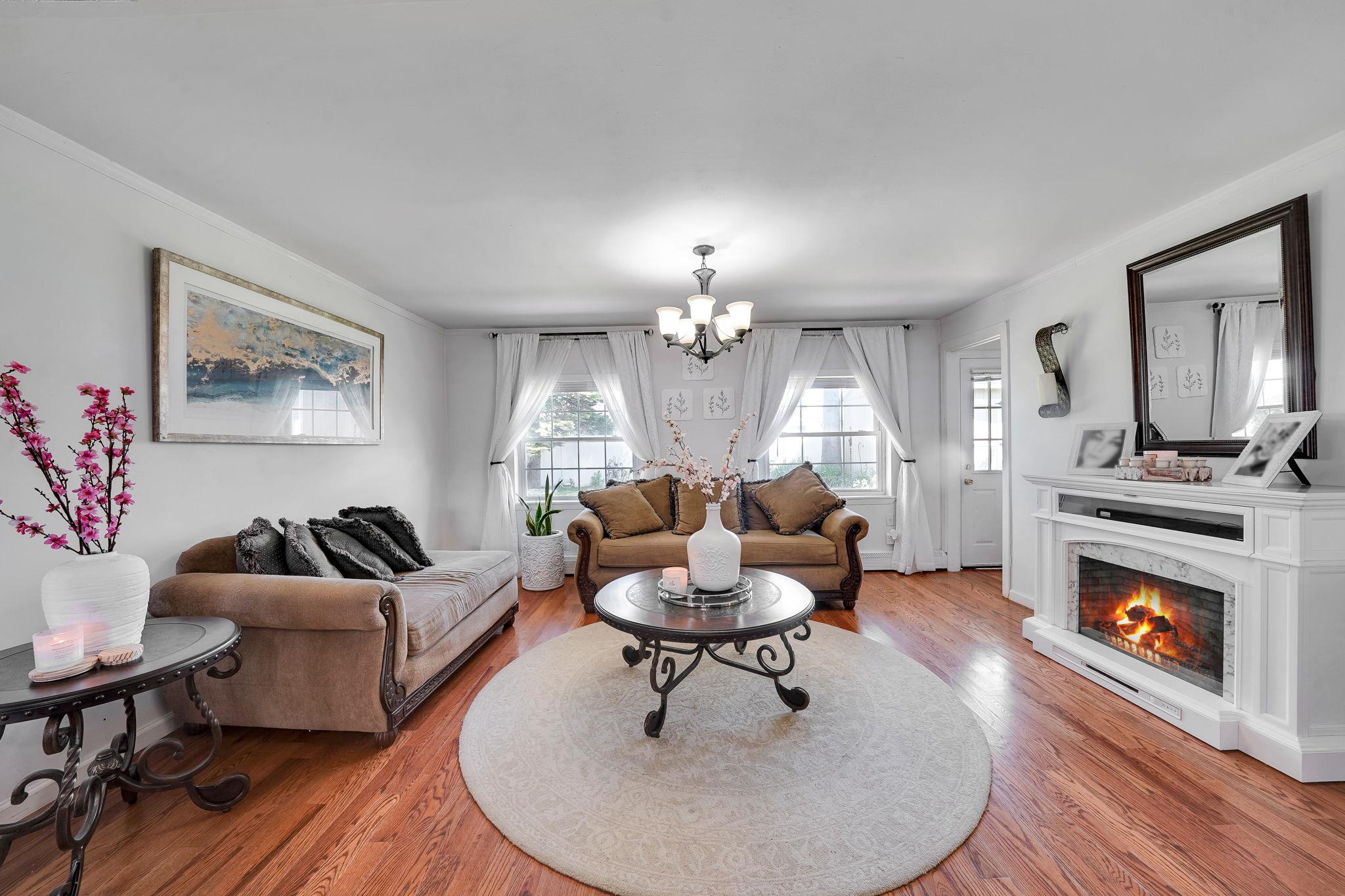15 Thrush Lane, Levittown, New York image 4