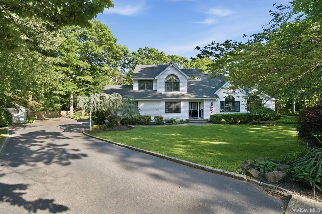 Photo of 8 Lorraine Court, Medford, NY 11763 (MLS # 1006523)
