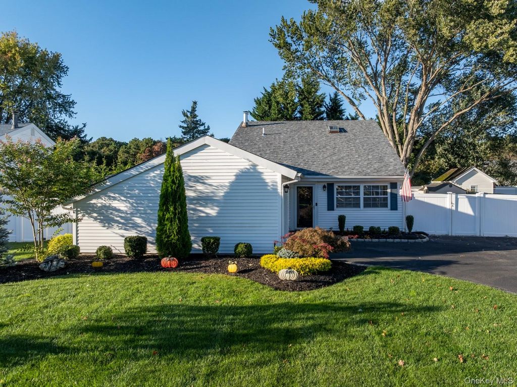 Photo of 19 Carson Lane, Medford, NY 11763 (MLS # 921564)