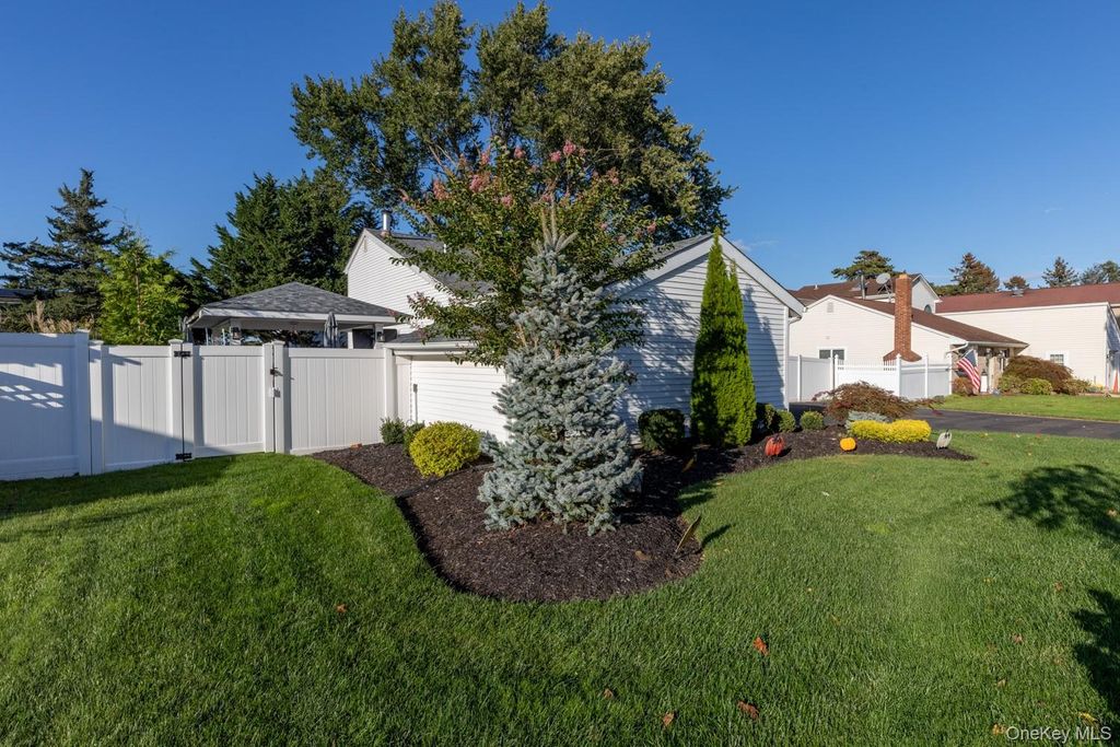 Photo of 19 Carson Lane, Medford, NY 11763 (MLS # 921564)
