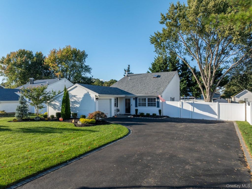 Photo of 19 Carson Lane, Medford, NY 11763 (MLS # 921564)