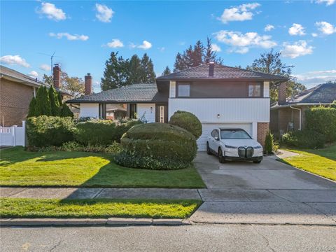 Photo of 5 Orient Court, Westbury, NY 11590 (MLS # 929783) Photo of 5 Orient Court, Westbury, NY 11590 (MLS # 929783)