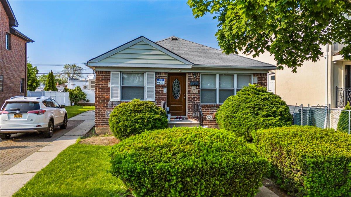 22nd Avenue, Whitestone, Queens, NY - 3 Bedrooms  
2 Bathrooms  
8 Rooms - 
