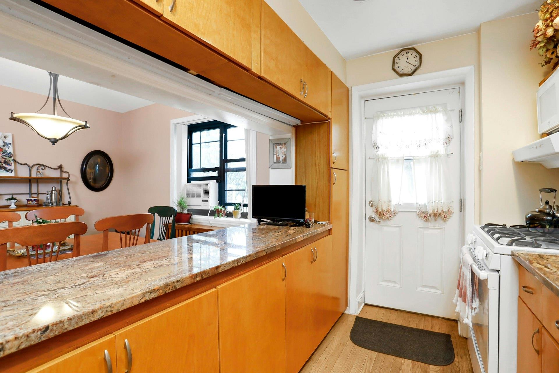 12 Field End Lane #APT 1, Eastchester, New York image 7