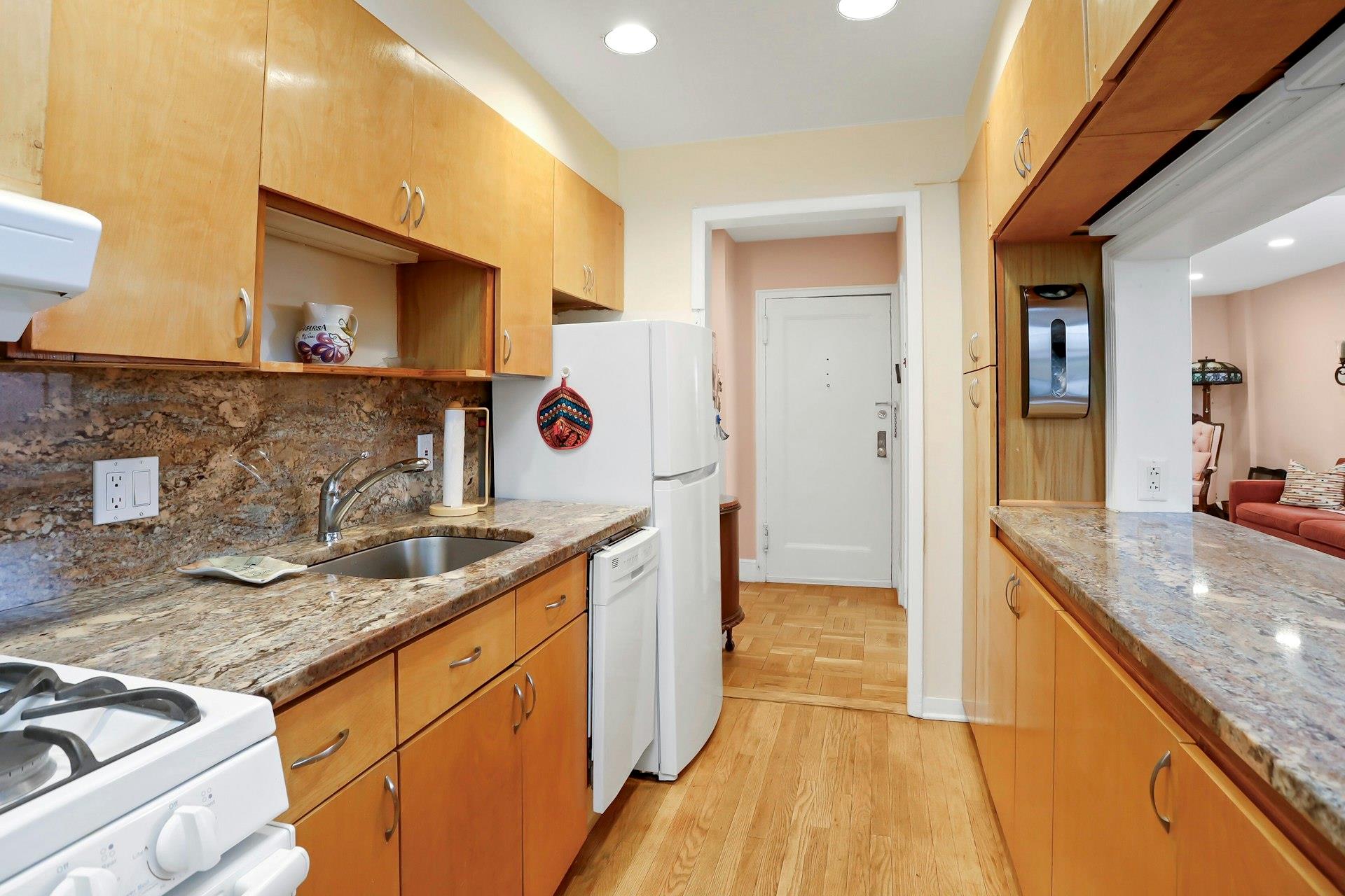 12 Field End Lane #APT 1, Eastchester, New York image 8