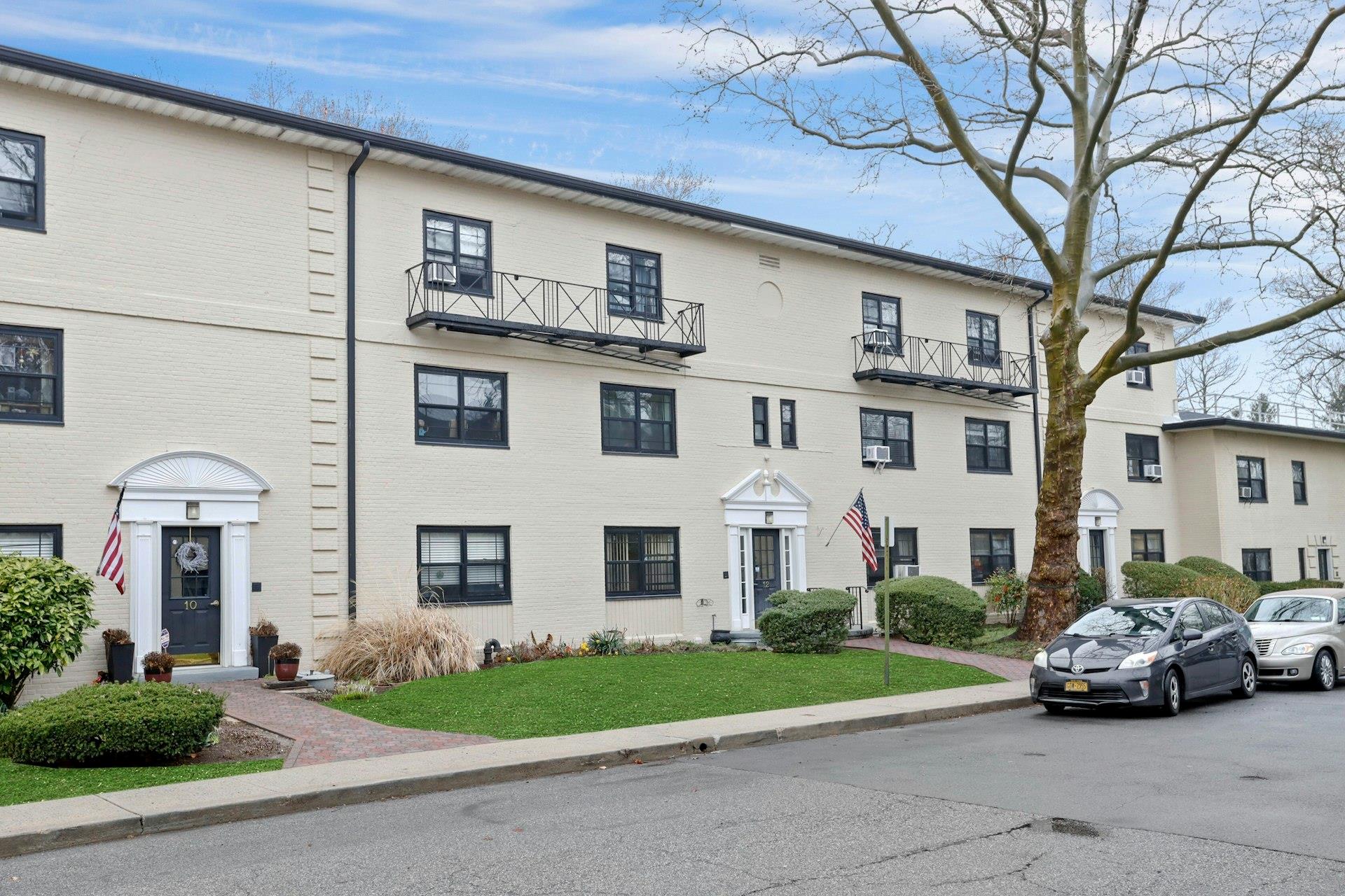 12 Field End Lane #APT 1, Eastchester, New York image 2