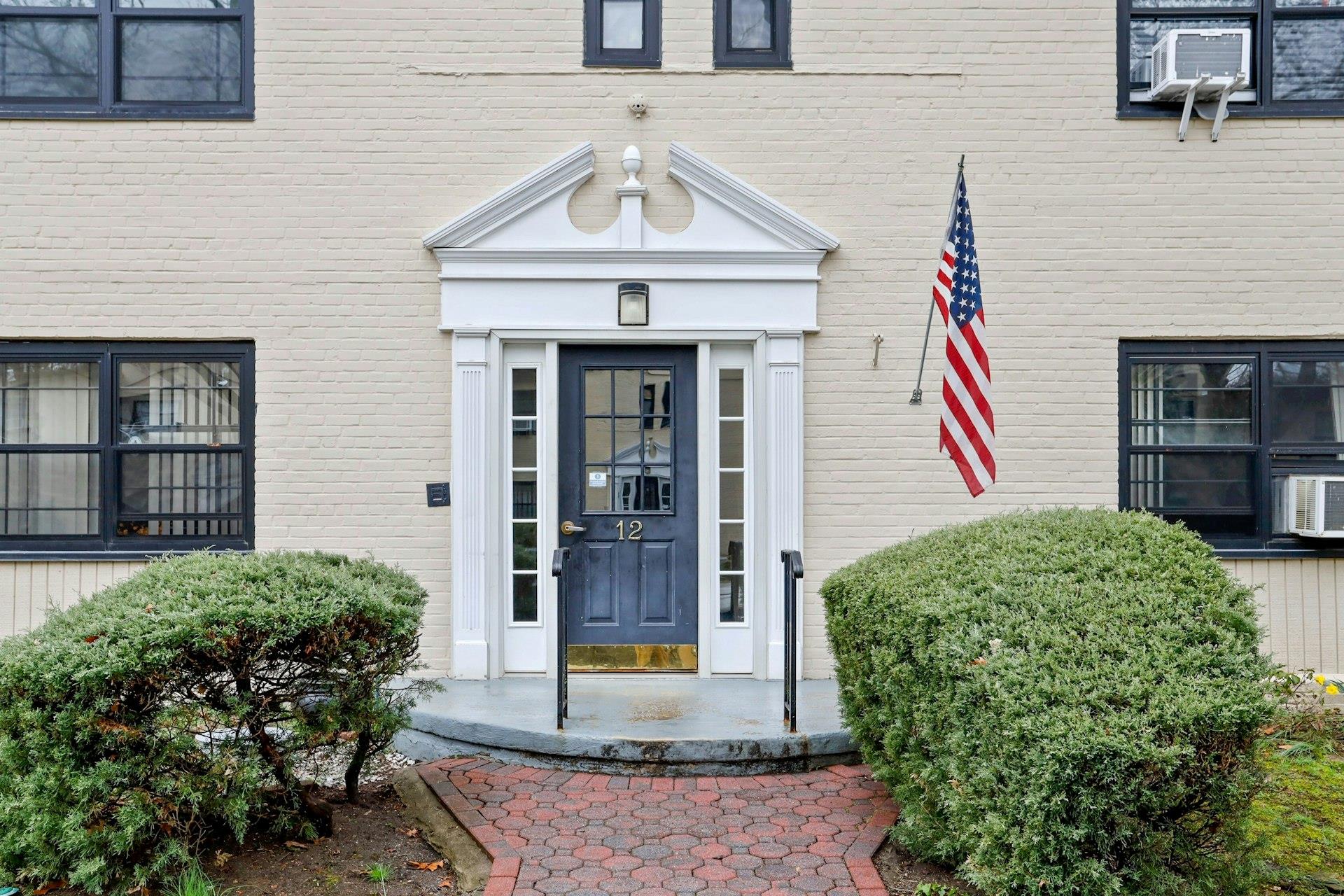 12 Field End Lane #APT 1, Eastchester, New York image 1