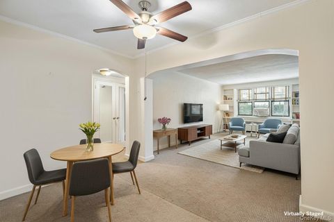 Homes For Sale - 2 Townhouse Place #2L<br/> Great Neck, NY 11021