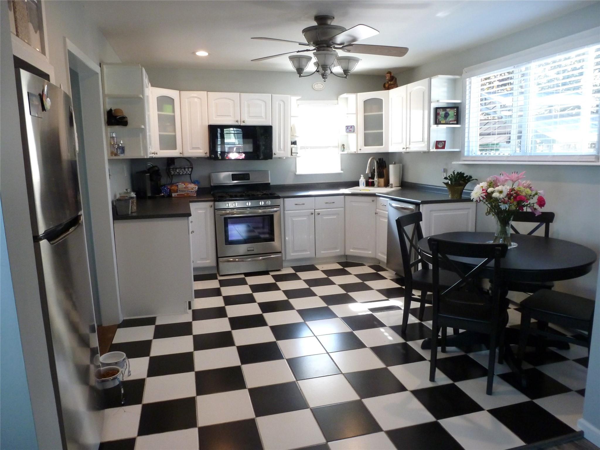 66 Evergreen Avenue, Patchogue, New York image 7