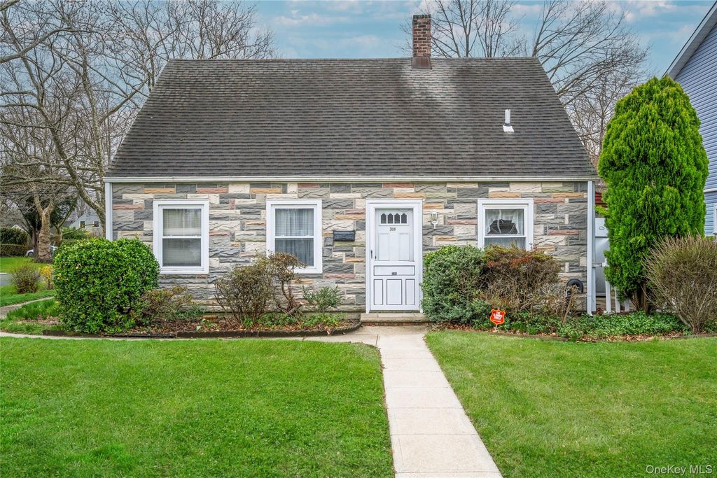 Photo of 306 Curtis Avenue, Carle Place, NY 11514 (MLS # 977420)