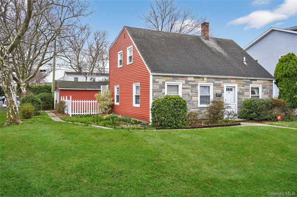 Photo of 306 Curtis Avenue, Carle Place, NY 11514 (MLS # 977420)