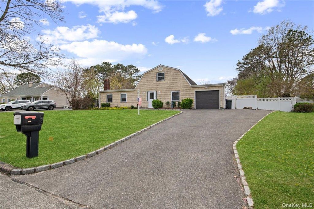 Photo of 22 Redpine Road, Medford, NY 11763 (MLS # 987485)