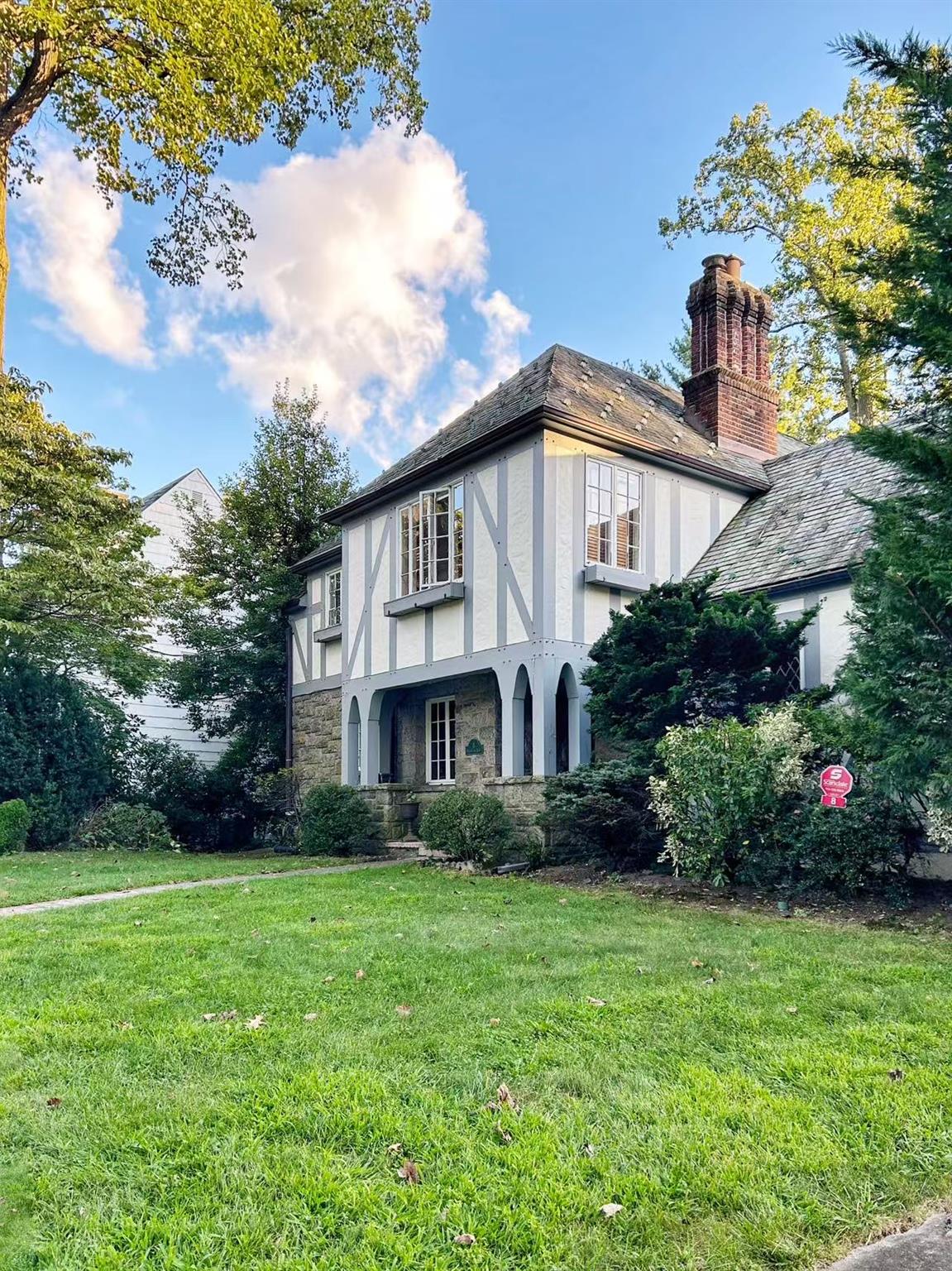 Southwoods Lane, Scarsdale, New York - 3 Bedrooms  
4 Bathrooms  
9 Rooms - 