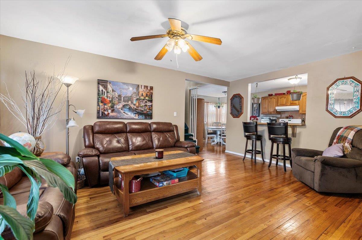 8 Pintle Court, Hicksville, New York image 4