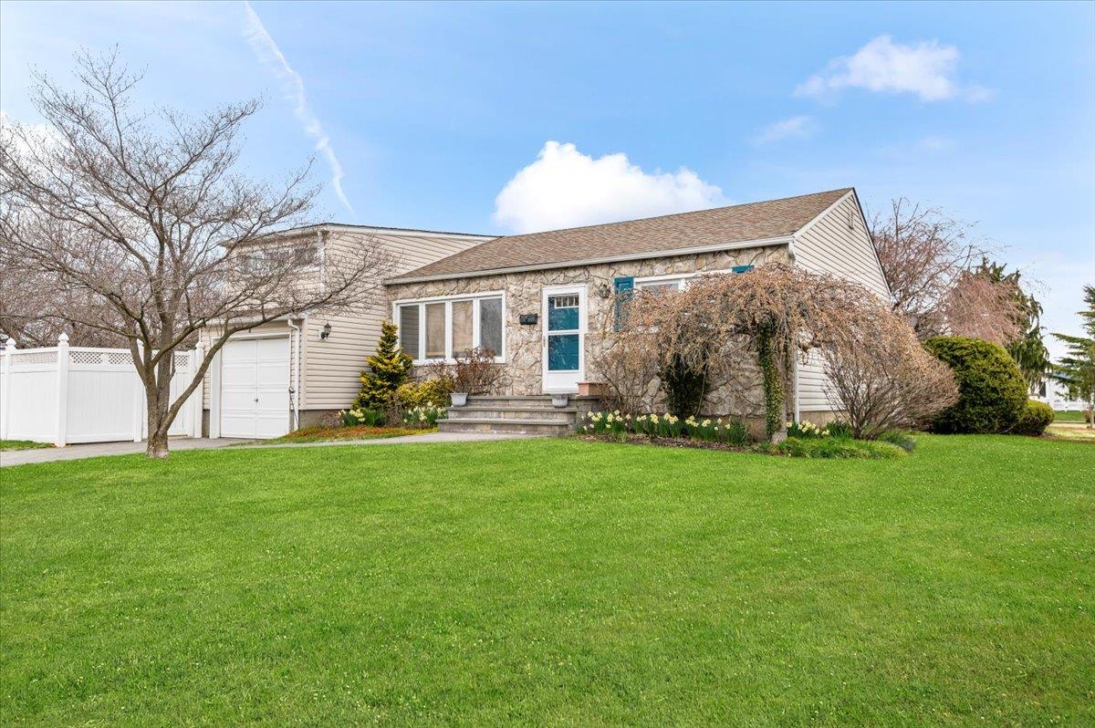 8 Pintle Court, Hicksville, New York image 3