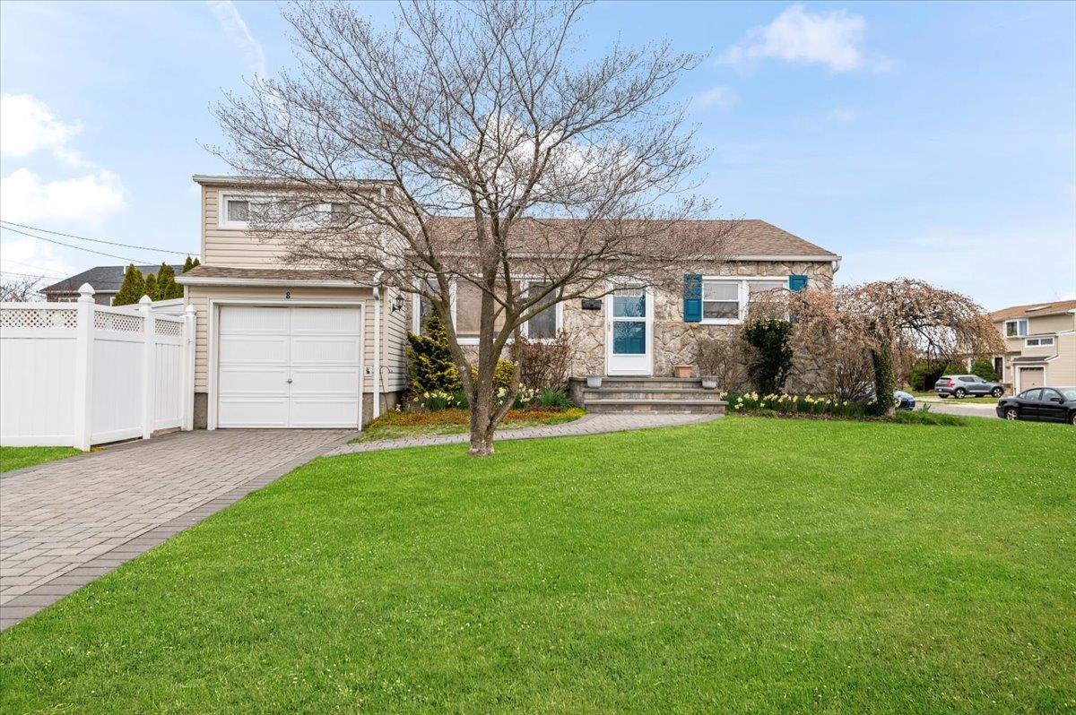 8 Pintle Court, Hicksville, New York image 2
