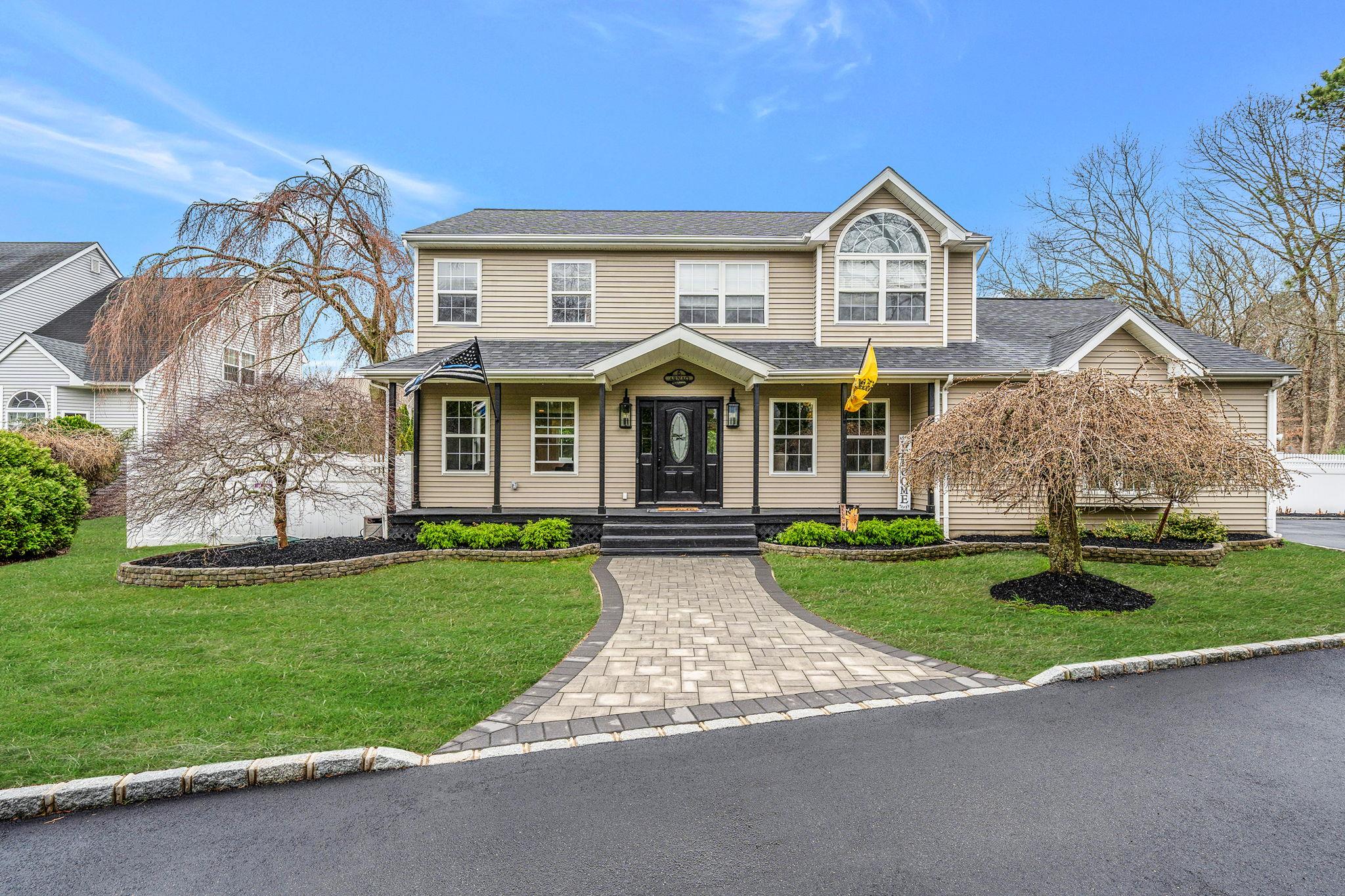 6 Premier Court, Port Jefferson Station, New York image 1