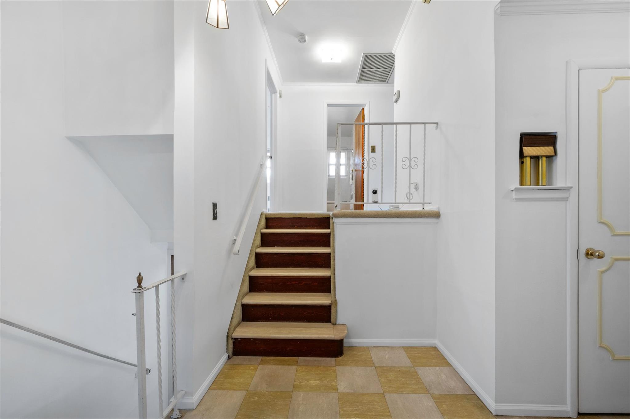 5 Hollow Court, Westbury, New York image 4