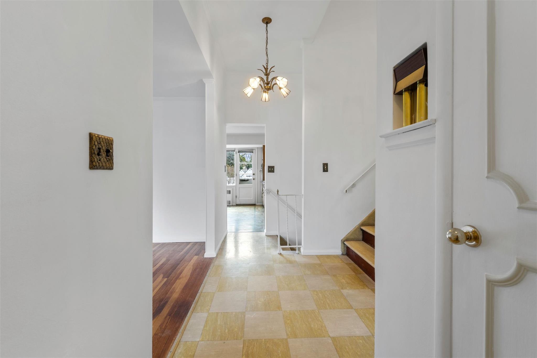 5 Hollow Court, Westbury, New York image 3