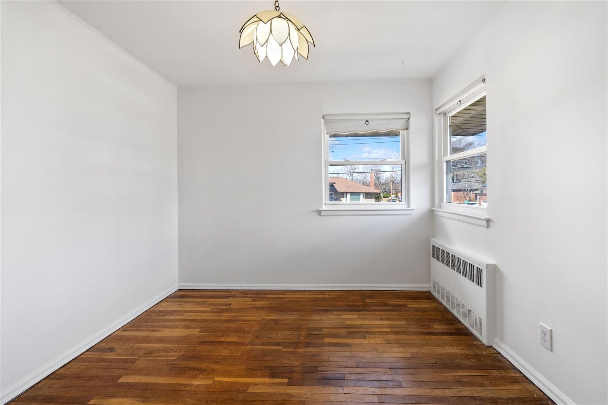 5 Hollow Court, Westbury, New York image 18