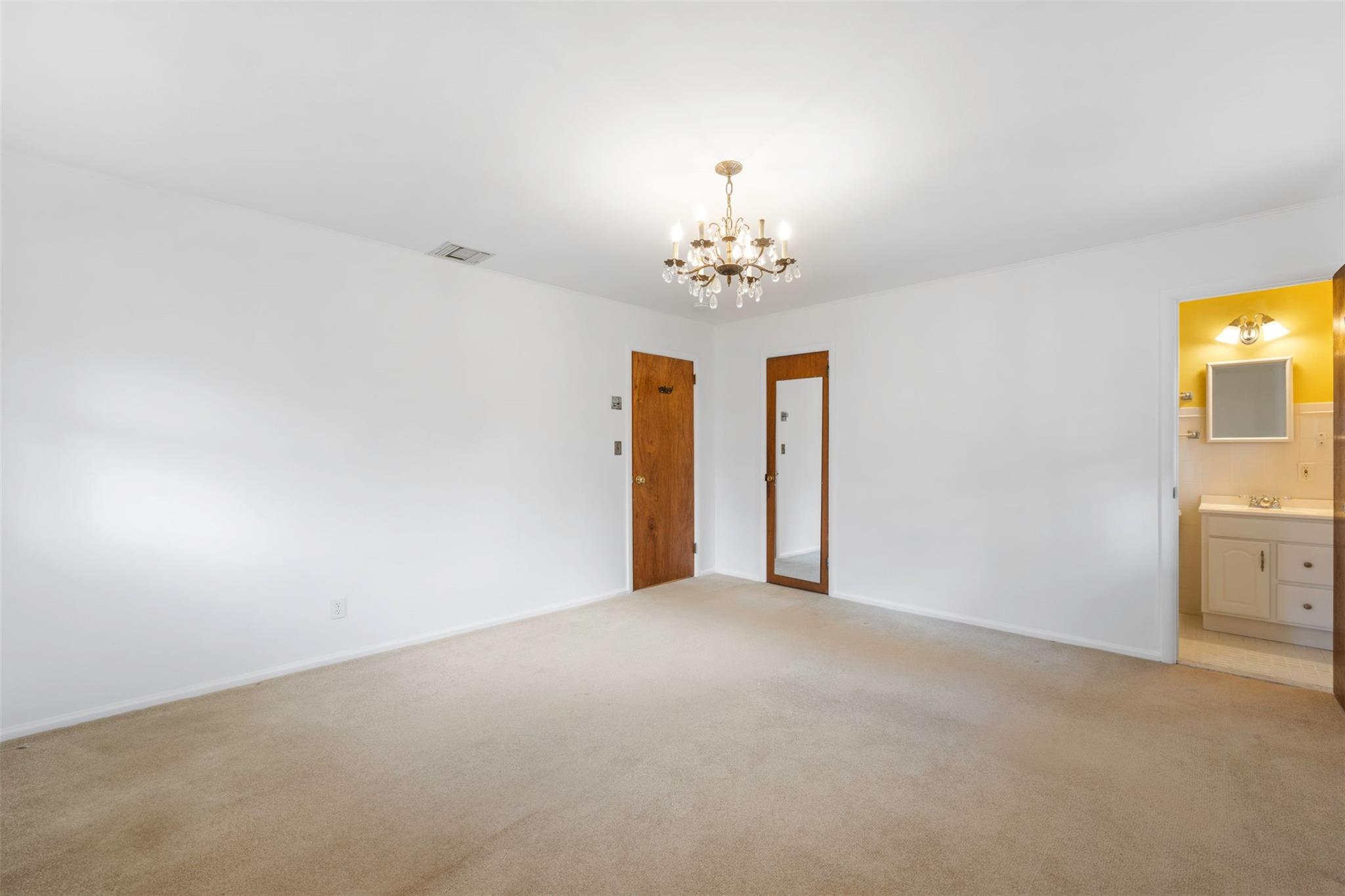 5 Hollow Court, Westbury, New York image 13