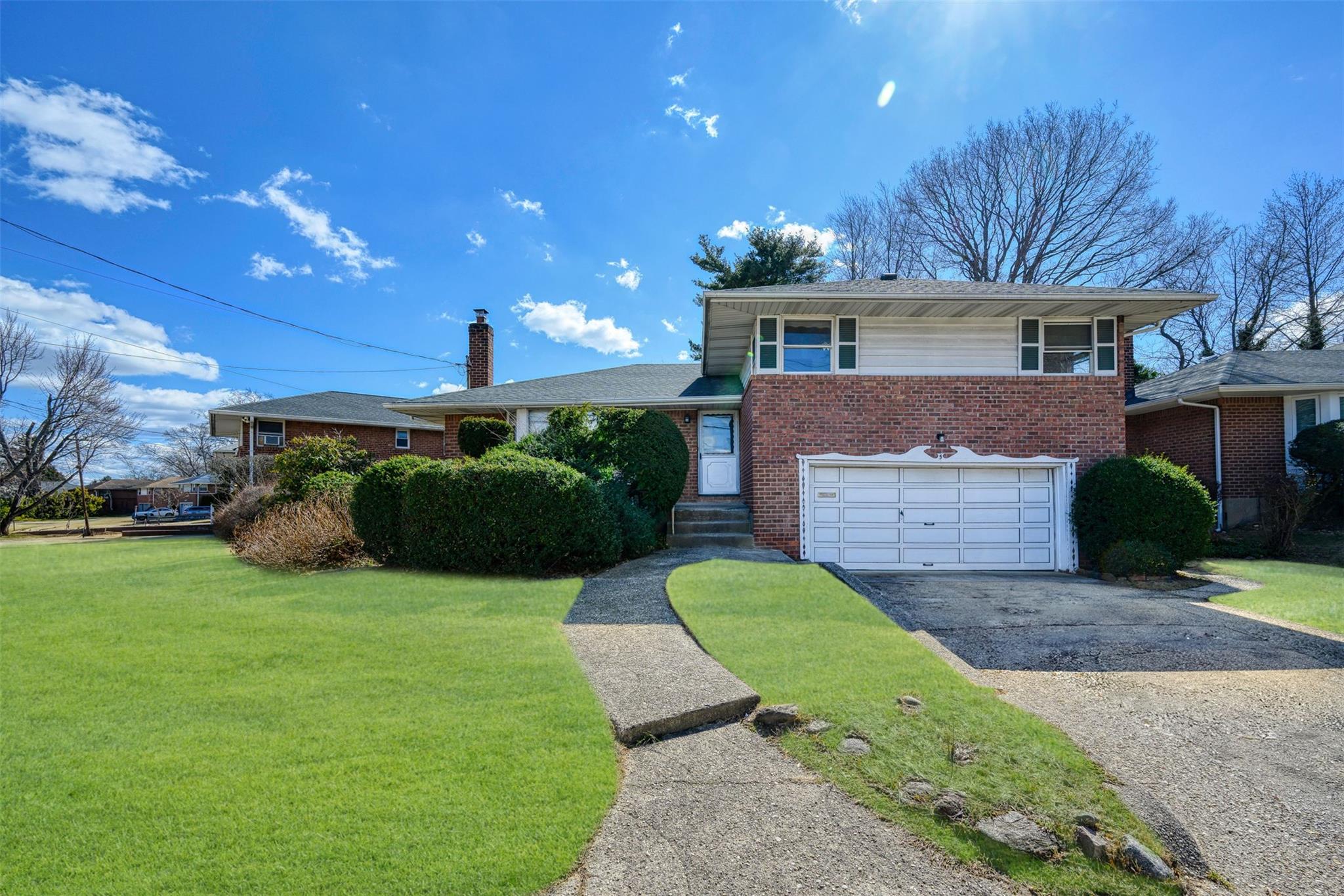 5 Hollow Court, Westbury, New York image 1