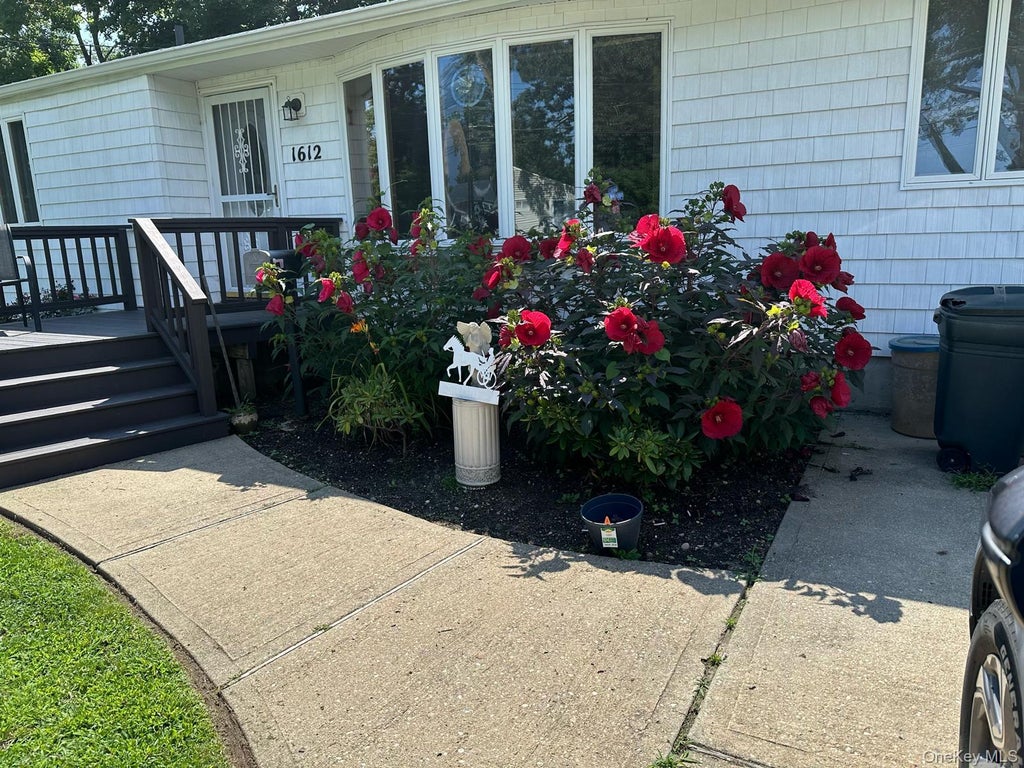 Photo of 1612 N Gardiner Drive, Bay Shore, NY 11706 (MLS # 1037951)