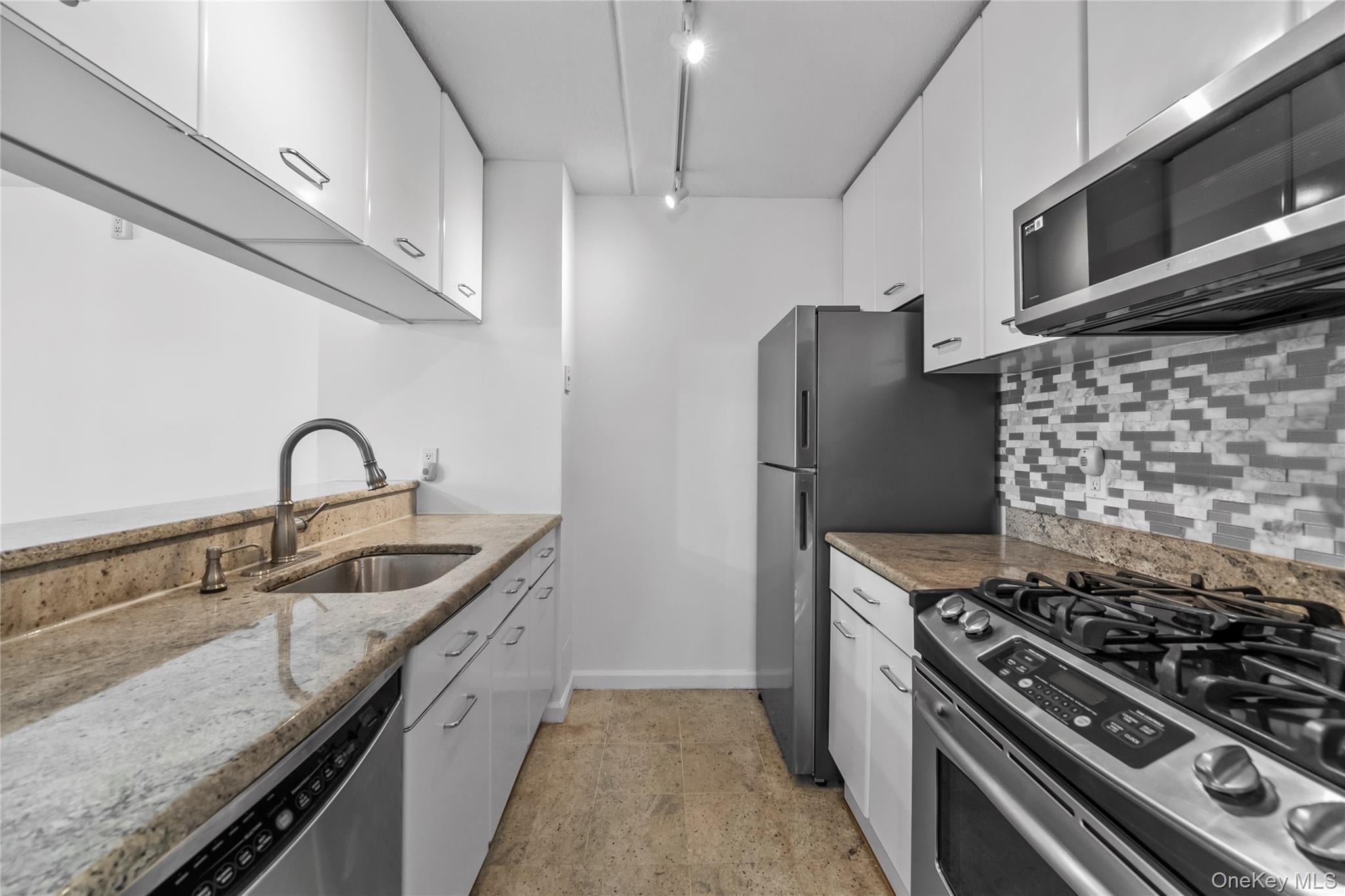 4 Martine Avenue 1109