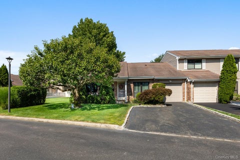 Condo For Sale - 59 S Pond Lane<br/> Suffolk County, Smithtown, NY 11787